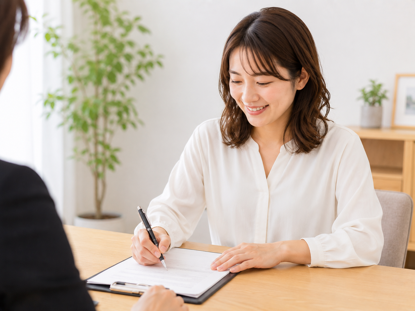 ご入金手続きをする女性